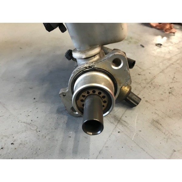 Maitre cylindre de freinVOITLEONROUGELOT:B1147915used