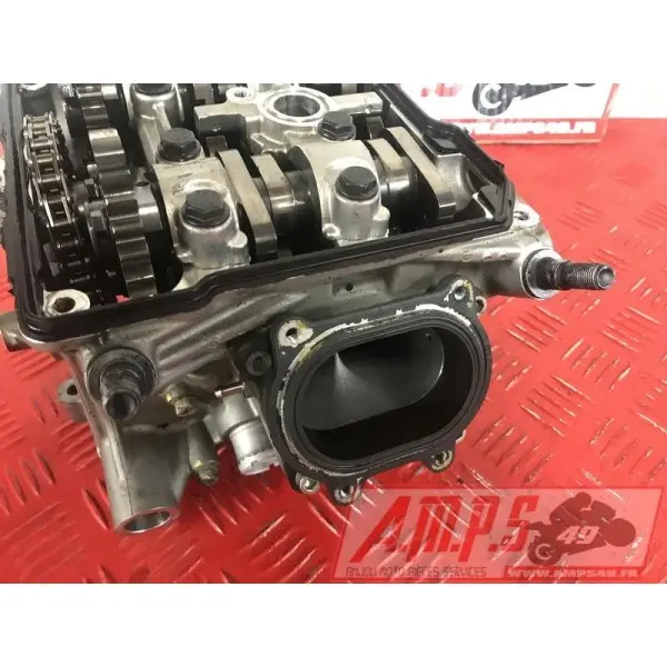 Culasse avec arbre a came avant