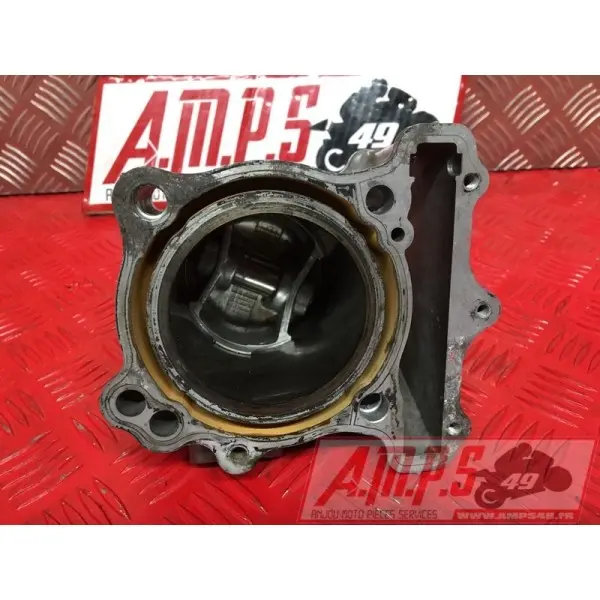 Cylindre avec piston arrière