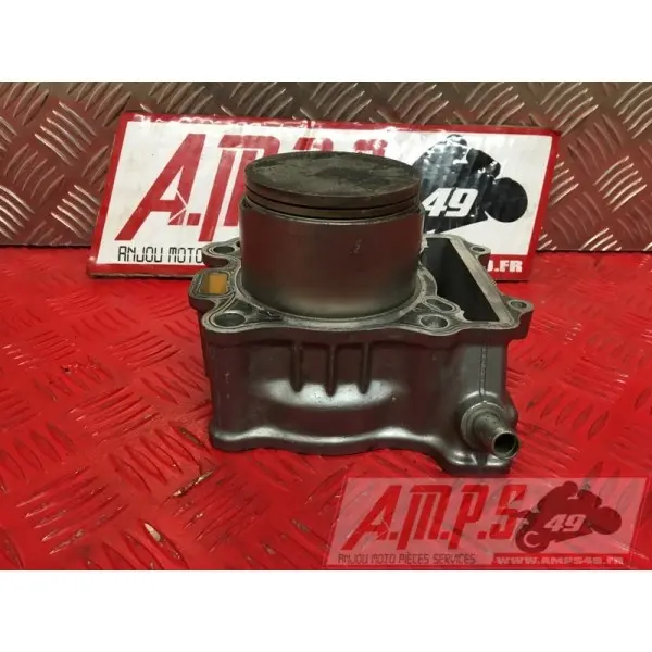 Cylindre avec piston avant