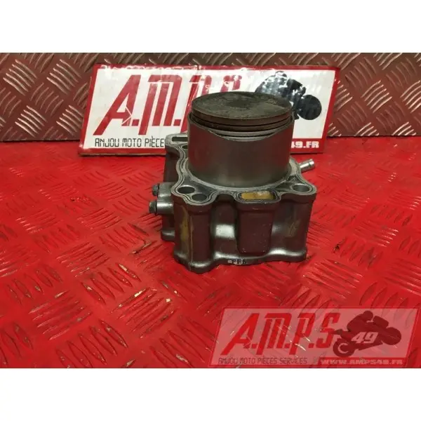 Cylindre avec piston avant