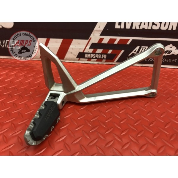 Platine repose pied passager droite 