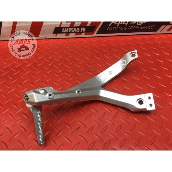 Platine repose pied passager droite 