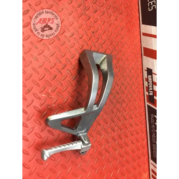 Platine repose pied passager droite 