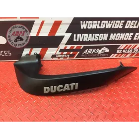 Cache plastique avant droit 